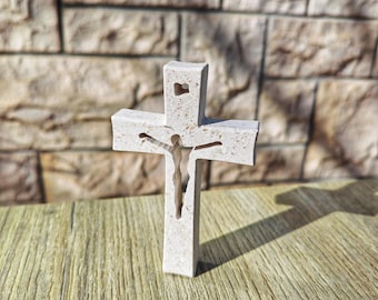 Cruz de pared pequeña de piedra caliza de Brač hecha a mano: diseño moderno recortado