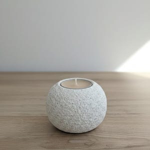 Candelabro de piedra texturizada hecho de piedra caliza