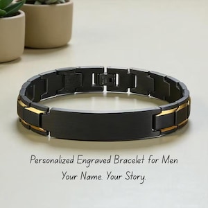 Op de afbeelding: Een zwart en goudkleurig armband met een rechthoekige middenplaat. De armband heeft een sluiting en is gemaakt van metaal. De tekst op de afbeelding luidt: "Personalized Engraved Bracelet for Men. Your Name. Your Story."