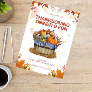 Op de afbeelding: Thanksgiving diner uitnodiging met een mand met pompoenen en kalebassen. De uitnodiging luidt "Thanksgiving Dinner & Fun" met datum en tijd. Het ontwerp bevat herfstbladeren en een rustiek thema.