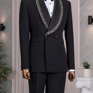 Abito da smoking nero, risvolto a scialle ricamato, blazer doppiopetto, abbigliamento formale su misura