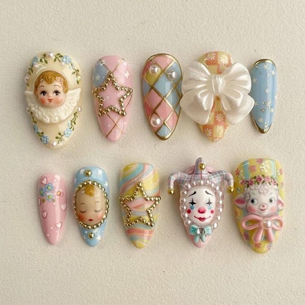 Paznokcie w pastelowych kolorach Harlequin / Trójwymiarowe zawieszki z aniołkami i klaunami / Kawaii Vintage Coquette / Uroczy, ręcznie robiony zestaw