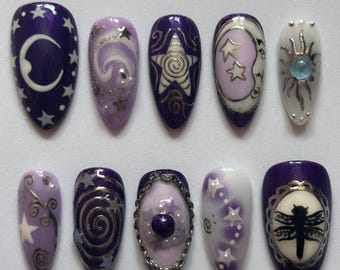 Unghie finte celestiali fatte a mano / Unghie con luna e stelle viola / Nail art da strega / Unghie galattiche mistiche / Unghie finte gotiche