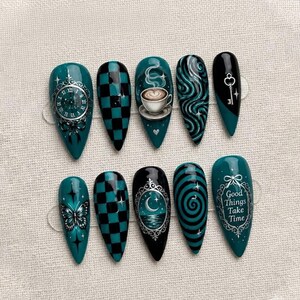 Faux ongles turquoise et noirs / Ongles gothiques stilettos / Manucure vintage à damier « Celestial Coffee » / Faux ongles faits main