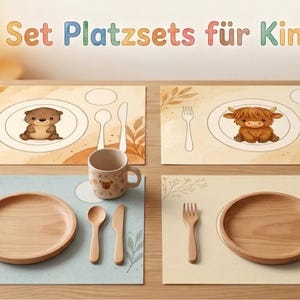Könnte beinhalten: Ein 4er-Set rechteckige Platzsets für Kinder mit der Aufschrift 4er Set Platzsets für Kinder. Zwei Platzsets zeigen Illustrationen eines Otters und eines Hochlandrindes, während zwei weitere mit hölzernen Tellern, Löffeln, Messern und Gabeln bestückt sind.