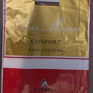 Peut inclure: Un emballage de bas LABONAL, de couleur or, rouge et blanc. Le texte "Bas Mousse" et "Confort" est visible. L'emballage comprend également le texte "SANS COUTURE" et "HÉLANCA SPECIAL POLYAMIDE".