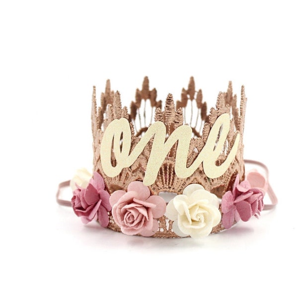 Couronne en dentelle cursive pour premier anniversaire ONE || mini couronne de Sienne en dentelle en or rose avec fleurs rose poudré, mauve et ivoire || Personnalisez TOUT âge