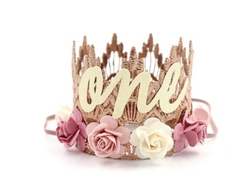 Couronne en dentelle cursive pour premier anniversaire ONE || mini couronne de Sienne en dentelle en or rose avec fleurs rose poudré, mauve et ivoire || Personnalisez TOUT âge