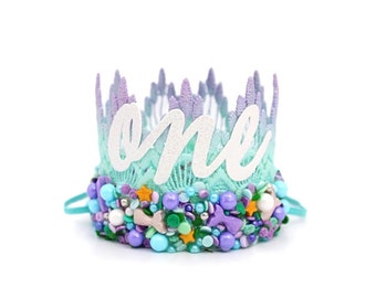 1. Geburtstag Mermaid SPRINKLES getaucht MINI Siena Spitze Krone Schreibschrift Eins oder Zahl 1 || unter dem Meer Strand Thema || JEDES Alter besonders anfertigen