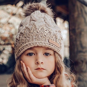 Kronen-Bommelmütze | Benutzerdefinierte Tiara Wintermütze | Brautjungfer Geschenk | Bachelorette Party Mitbringsel | Geburtstagsgeschenk für Sie | LIEBESKREUZ | Wähle eins