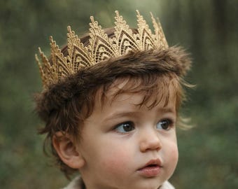 Corona de encaje dorado con ribete de piel sintética – Accesorio de disfraz inspirado en el bosque de Max