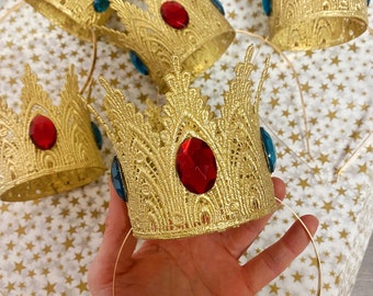 BOXOB Corona da Re Oro, Corona di Compleanno con Gemme Principe Reale Cappello Da Principessa per Bambini Ragazzi e Ragazze Festa di Compleanno