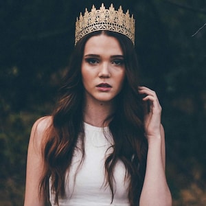 Gold lace crown fit for a queen, perfect for birthdays, bridal showers, weddings, maternity shoots, and fantasy photography. A regal statement piece for women, brides, and princess themes. Lightweight, elegant, and handcrafted for a royal touch.
