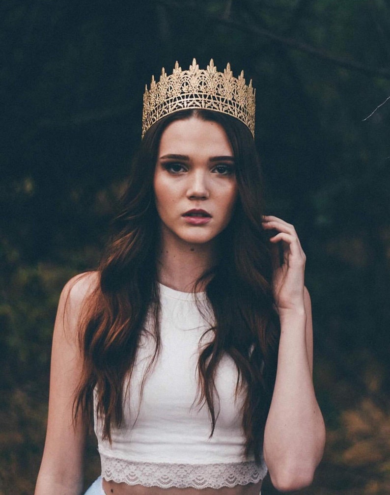 Gold lace crown fit for a queen, perfect for birthdays, bridal showers, weddings, maternity shoots, and fantasy photography. A regal statement piece for women, brides, and princess themes. Lightweight, elegant, and handcrafted for a royal touch.