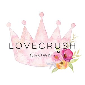 Puede incluir: Una corona rosa de acuarela con el texto "LOVE CRUSH CROWNS TM" y detalles florales.