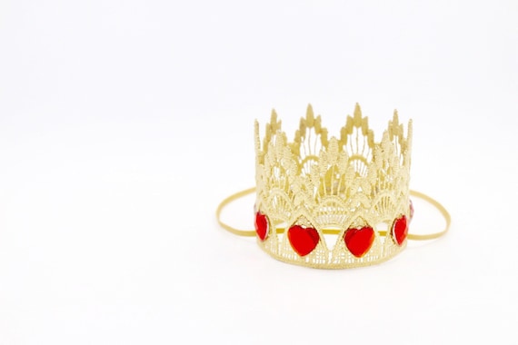 Regina di cuori // MINI corona di Siena in oro con gioielli a cuore rosso  // oggetto fotografico // San Valentino -  Italia