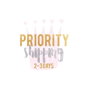 Puede incluir: Una corona rosa con texto dorado que dice "PRIORITY SHIPPING 2-3 DAYS".