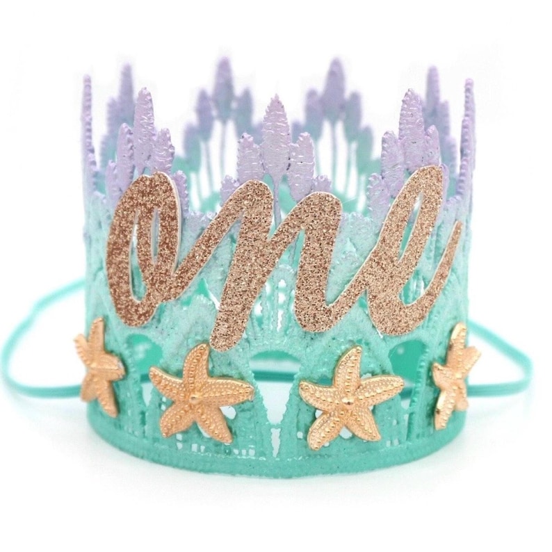 Mermaid first birthday crown with aqua lace, gold glitter starfish, and a glittery “one” topper. Perfect for a mermaid birthday party, Oneder the Sea theme, cake smash photoshoot, or beach baby shower. Handmade, lightweight, and customizable.