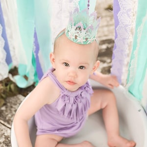 Mermaid first birthday crown with aqua lace, gold glitter starfish, and a glittery “one” topper. Perfect for a mermaid birthday party, Oneder the Sea theme, cake smash photoshoot, or beach baby shower. Handmade, lightweight, and customizable.