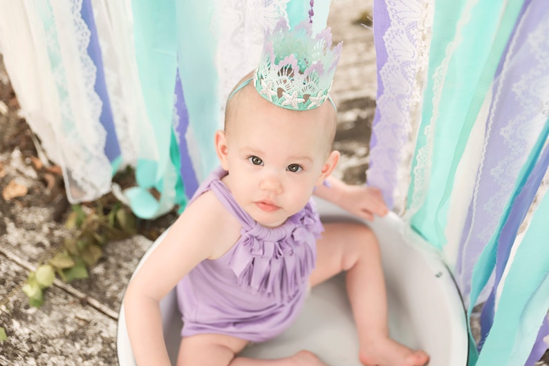 Mermaid first birthday crown with aqua lace, gold glitter starfish, and a glittery “one” topper. Perfect for a mermaid birthday party, Oneder the Sea theme, cake smash photoshoot, or beach baby shower. Handmade, lightweight, and customizable.