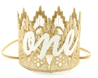 Erster Geburtstag Krone | Lace Party Tiara mit weißem Script Age | Baby & Kleinkind Cake Smash Stirnband