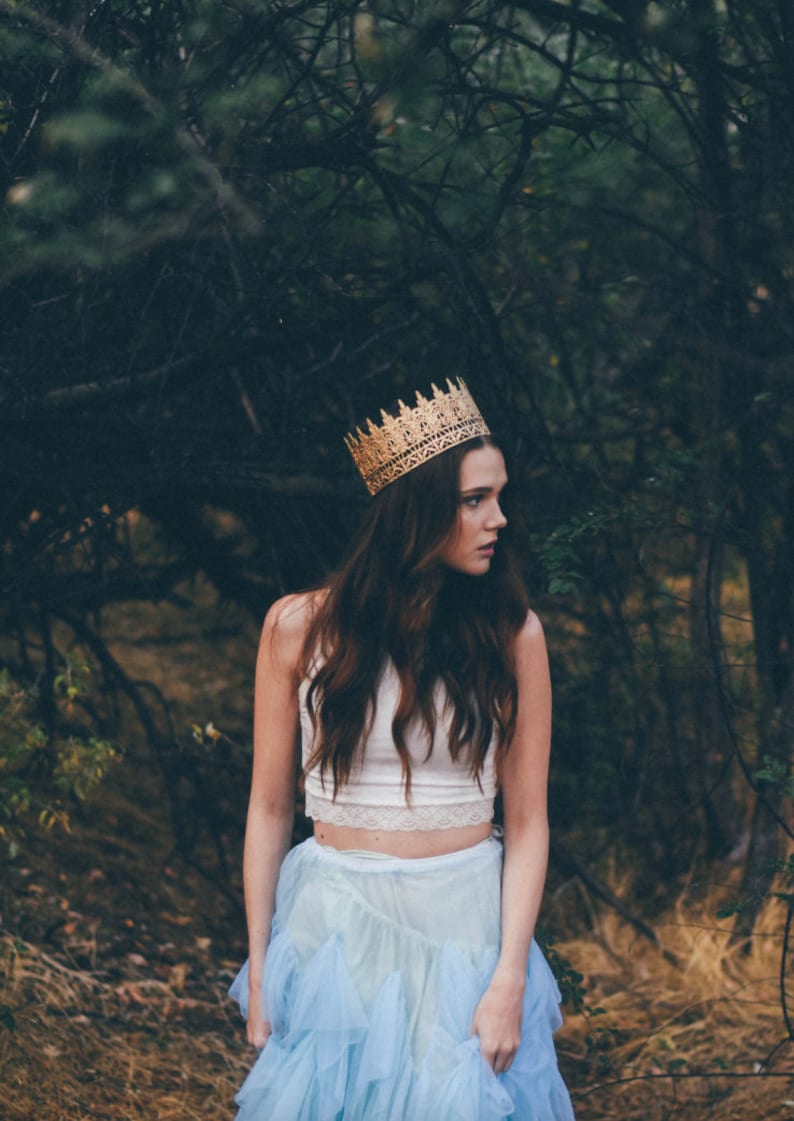 Gold lace crown fit for a queen, perfect for birthdays, bridal showers, weddings, maternity shoots, and fantasy photography. A regal statement piece for women, brides, and princess themes. Lightweight, elegant, and handcrafted for a royal touch.
