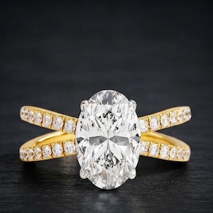 Oval Cut Moissanite Engagement Ring, 14K Gold Split Shank Ring, Pave Wedding Ring, Luxury Solitaire Ring, Anniversary Gift for Her