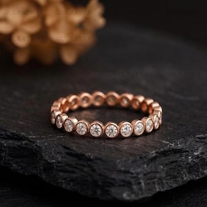 Anello eternity con moissanite incastonata a castone, fede impilabile placcata oro, delicato anello con moissanite taglio rotondo, fede nuziale abbinata a prezzo accessibile