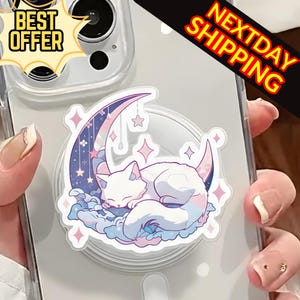 Może przedstawiać: Uchwyt do telefonu z śpiącym białym kotem na księżycu w kształcie półksiężyca, otoczonym gwiazdami i chmurami w pastelowych odcieniach niebieskiego, różowego i fioletowego. Uchwyt jest na etui na telefon. Tekst mówi "Best Offer" i "Nextday Shipping".