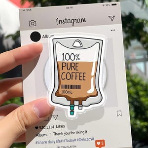 おもしろコーヒー点滴用スマホグリップ、100%ピュアカフェイングリップ、カフェイン中毒者へのギフトスマホスタンド、ユーモラスなバリスタアクセサリー、彼女へのギフト