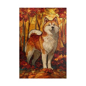 以下が含まれることがあります： 秋の森を背景に、秋田犬を描いたステンドグラス風のアートワーク。犬は白と茶色の毛並みで、赤、オレンジ、黄色の秋の葉の中に立っています。背景には木々と金色の太陽が描かれています。