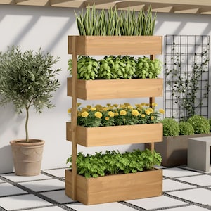 Może przedstawiać: Drewniana pionowa donica z czterema prostokątnymi skrzynkami wypełnionymi roślinami. Górna skrzynka ma wysokie zielone rośliny, druga bazylię, trzecia żółte kwiaty, a dolna pietruszkę. Donica jest na zewnątrz.