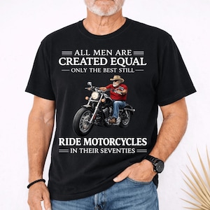 Könnte beinhalten: Schwarzes T-Shirt mit dem Text "ALL MEN ARE CREATED EQUAL - ONLY THE BEST STILL - RIDE MOTORCYCLES IN THEIR SEVENTIES." Das Design zeigt einen Mann auf einem Motorrad.