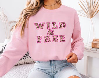Wild & Free Sweatshirt Damen – Gildan 18000 Pullover Rosa mit Leopard Print Schrift – Geschenk Freundin – Kuscheliger Oversize Hoodie-Look
