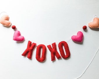 Valentines XOXO Garland//pompom Garland•felt banner•walldecor•party decor•babyshower•personalized•feltgarland•neutral•Valentine’sday
