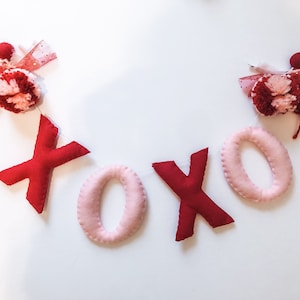 Valentines XOXO Garland//pompom Garland•felt banner•walldecor•party decor•babyshower•personalized•feltgarland•neutral•Valentine’s garland