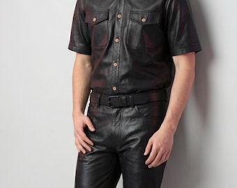 Komplet czarnej skórzanej koszuli, męski strój z krótkim rękawem, nowoczesny zestaw streetwearowy.