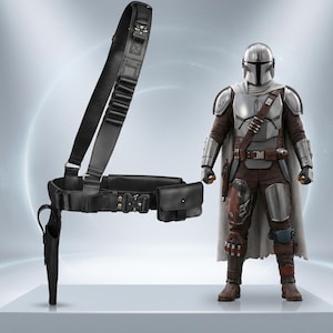 K&ouml;nnte beinhalten: Ein schwarzer Leder-Werkzeugg&uuml;rtel mit Holster, Taschen und Schulterriemen, neben einer Mandalorianer-Actionfigur. Die Figur tr&auml;gt eine silberne und braune R&uuml;stung mit Umhang, Stiefeln und Helm.