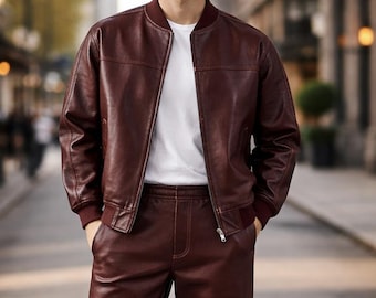 Conjunto de agasalho masculino em couro legítimo bordô – jaqueta e calça de couro combinando, look streetwear estiloso.