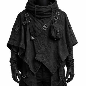 以下が含まれることがあります： アシンメトリーなラップスタイルのフロント、バックル留めの複数のユーティリティポケット、金属製金具付きの調節可能なナイロンストラップを備えた黒いフード付きポンチョ。この衣服は質感のある生地仕上げで、長袖の上に半袖を重ねたデザインです。
