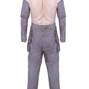 Op de afbeelding: Een tweedelig kostuum met een lichtbruin vest en een grijze broek. Het vest heeft een hoge kraag en schouderaccenten. De broek heeft cargozakken. Het kostuum is ontworpen voor cosplay of thema-evenementen.
