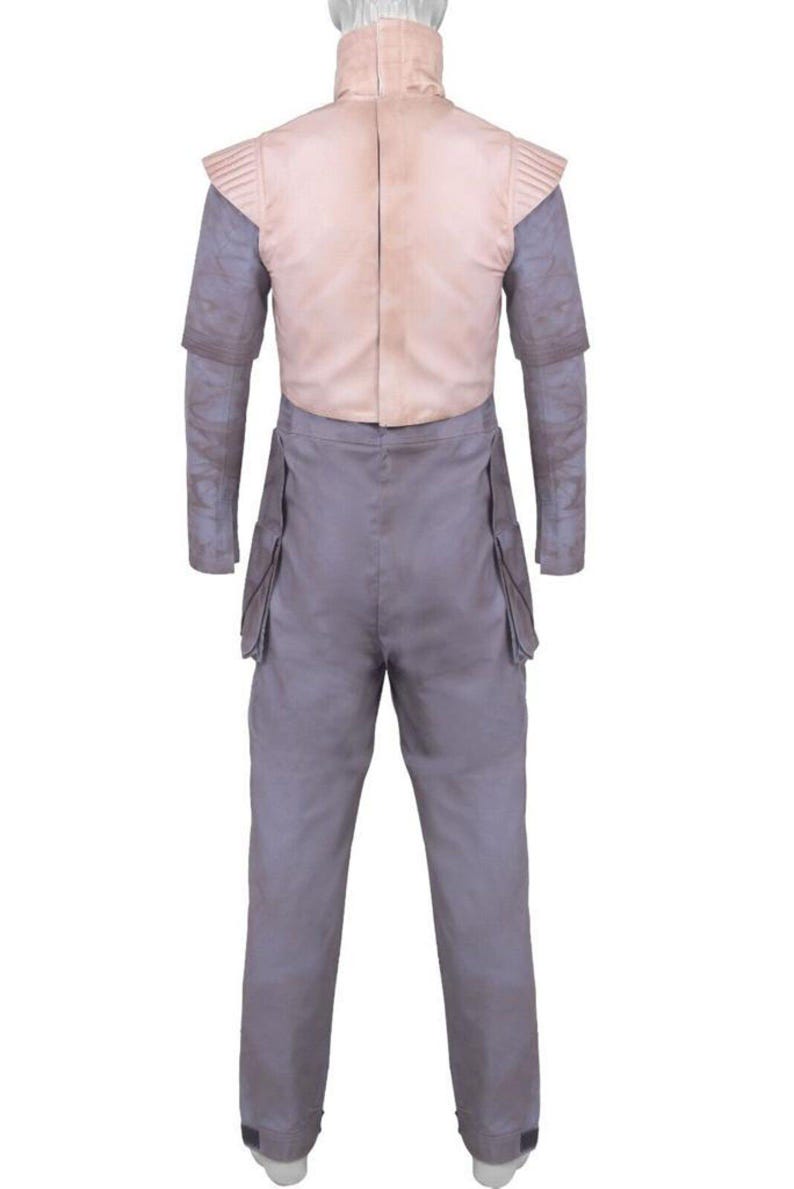 Op de afbeelding: Een tweedelig kostuum met een lichtbruin vest en een grijze broek. Het vest heeft een hoge kraag en schouderaccenten. De broek heeft cargozakken. Het kostuum is ontworpen voor cosplay of thema-evenementen.