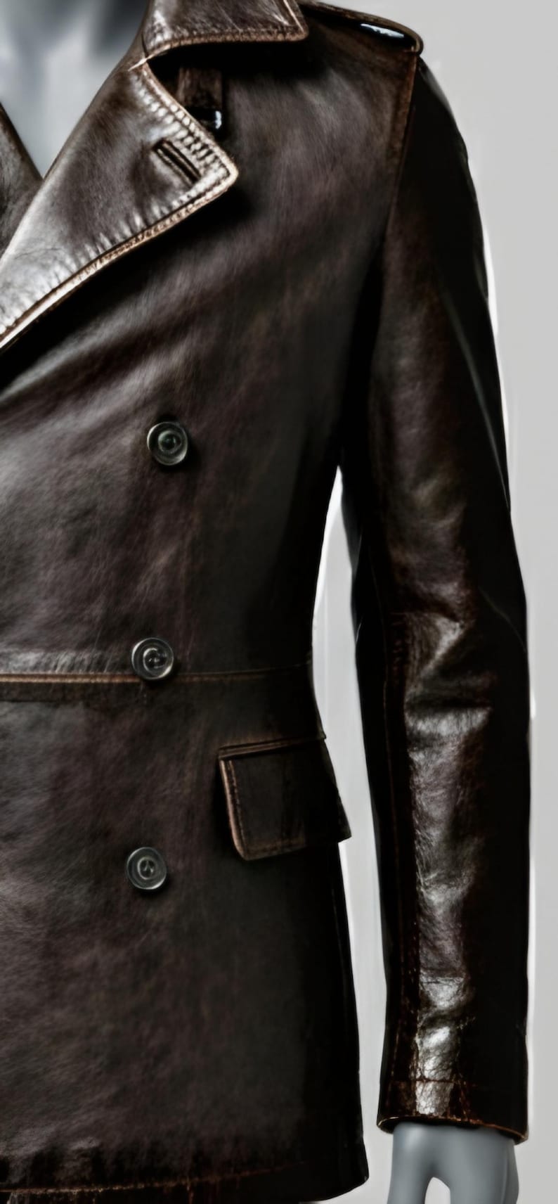 K&ouml;nnte beinhalten: Dunkelbraune Lederjacke mit doppelreihigem Design. Die Jacke hat drei sichtbare Kn&ouml;pfe, ein fallendes Revers und eine kleine Tasche. Das Leder hat ein Used-Look-Aussehen.