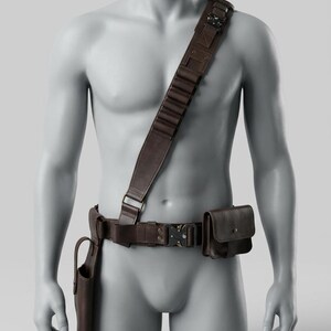 K&ouml;nnte beinhalten: Brauner Leder-Utility-G&uuml;rtel mit Schulterriemen, Holster und Tasche. Der G&uuml;rtel hat eine Metallschnalle und ist f&uuml;r das Tragen &uuml;ber der Brust konzipiert. Das Holster befindet sich auf der linken Seite und die Tasche auf der rechten Seite.