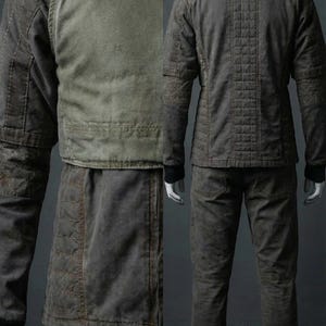Puede incluir: Un conjunto de dos piezas de color verde oliva sobre un maniqu&iacute;. La chaqueta tiene un cuello alto y detalles acolchados, con un panel verde m&aacute;s claro en el pecho. Los pantalones son de color y estilo a juego. El conjunto tiene un dise&ntilde;o utilitario.