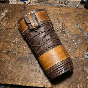 Puede incluir: Una taza de cer&aacute;mica blanca con un asa negra y el texto "But First, Coffee" en un estilo manuscrito. La taza est&aacute; sobre una superficie blanca. La taza mide aproximadamente 10 cm de alto.