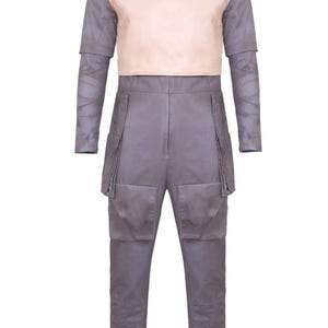 Op de afbeelding: Een tweedelig kostuum met een lichtroze top en een grijze broek. De top heeft een hoge kraag en korte mouwen. De broek heeft grote zakken op de dijen en knie&euml;n. Geschikt voor cosplay of thema-evenementen.