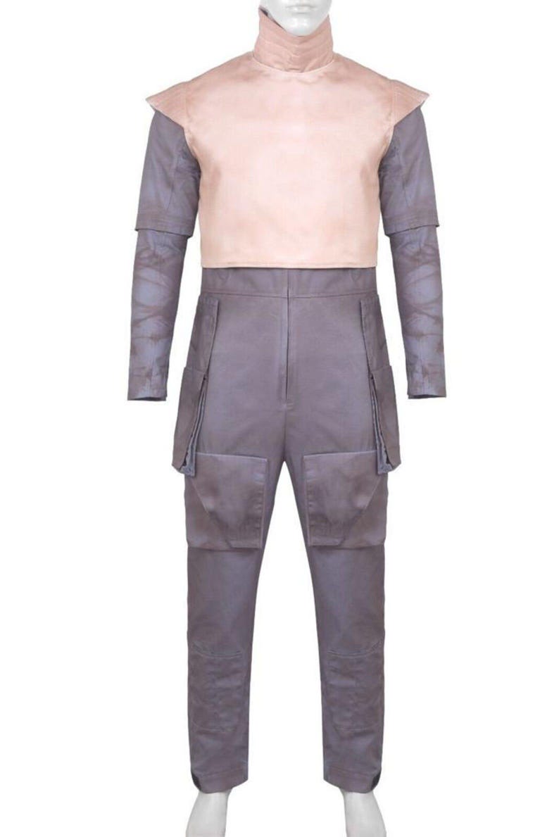 Op de afbeelding: Een tweedelig kostuum met een lichtroze top en een grijze broek. De top heeft een hoge kraag en korte mouwen. De broek heeft grote zakken op de dijen en knie&euml;n. Geschikt voor cosplay of thema-evenementen.