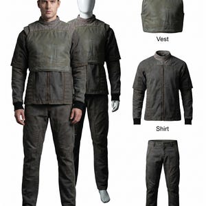 Puede incluir: Un conjunto gris de estilo militar, que incluye un chaleco, una camisa y un pantal&oacute;n. El conjunto se muestra en un maniqu&iacute; y una persona. El chaleco y la camisa tienen un dise&ntilde;o en capas. El pantal&oacute;n es de corte recto.
