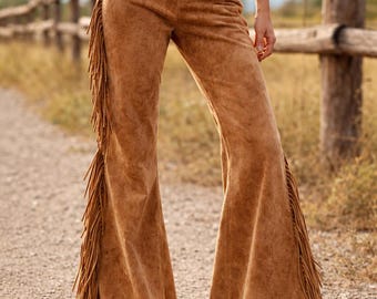 Calça feminina de camurça bege com franjas, calça boca de sino de couro estilo country, calça artesanal estilo cowgirl.
